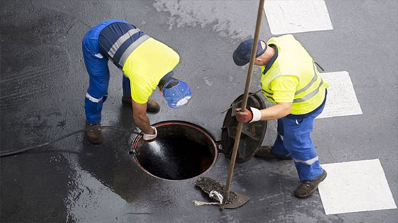 Emergency drainage unblocking and repair service.